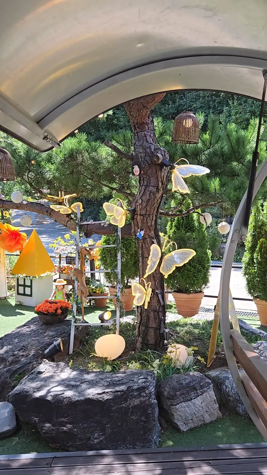 Garden entrance connected to the café