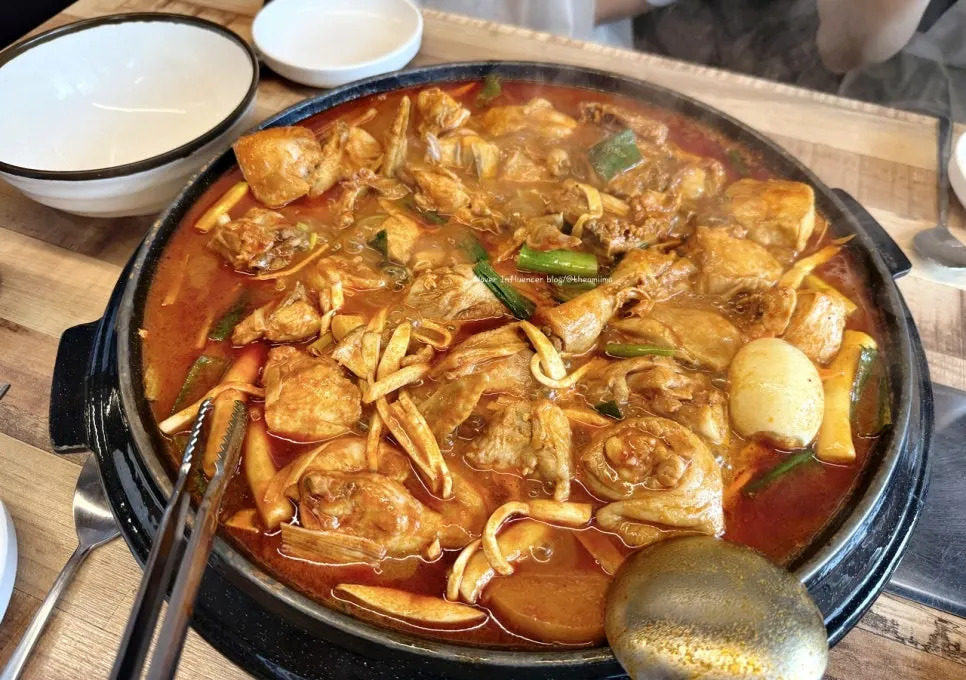 Dakdoritang with rice cakes and vegetables