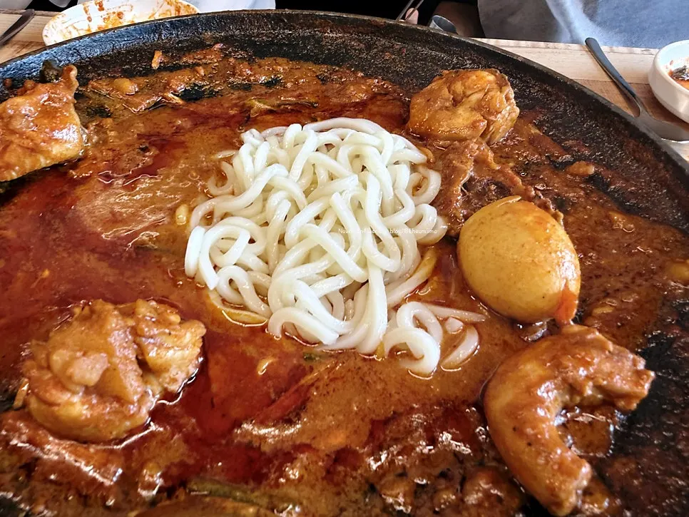 Udon noodles added to dakdoritang