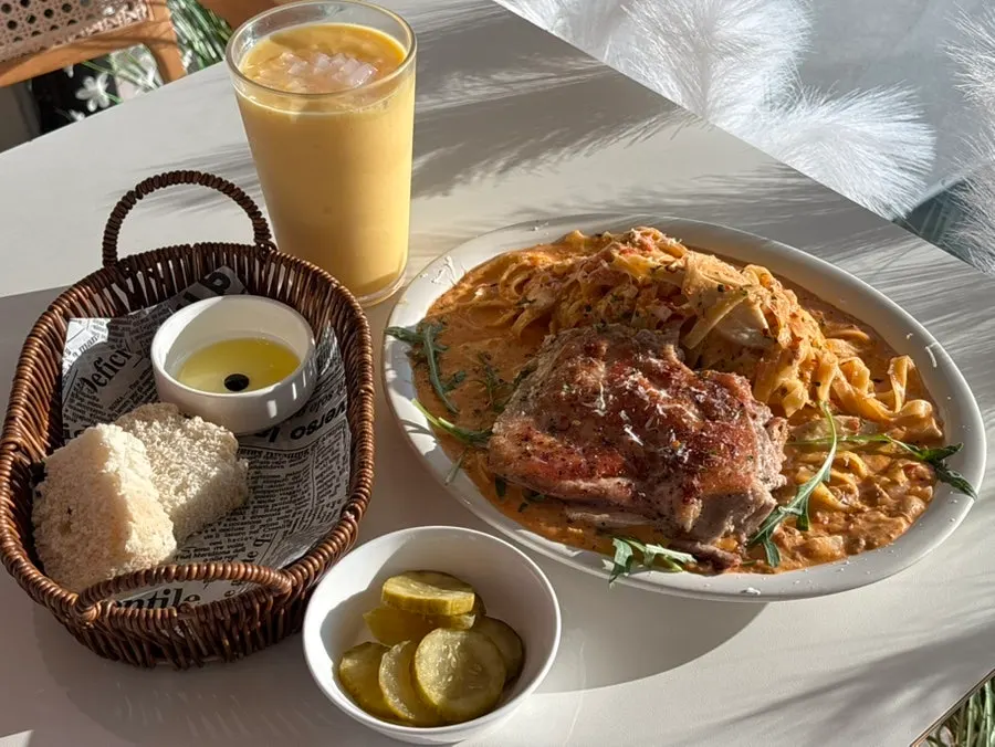 치킨스테이크 로제파스타와 피자 한 상