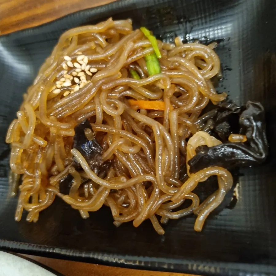 콩나물무침과 잡채 반찬
