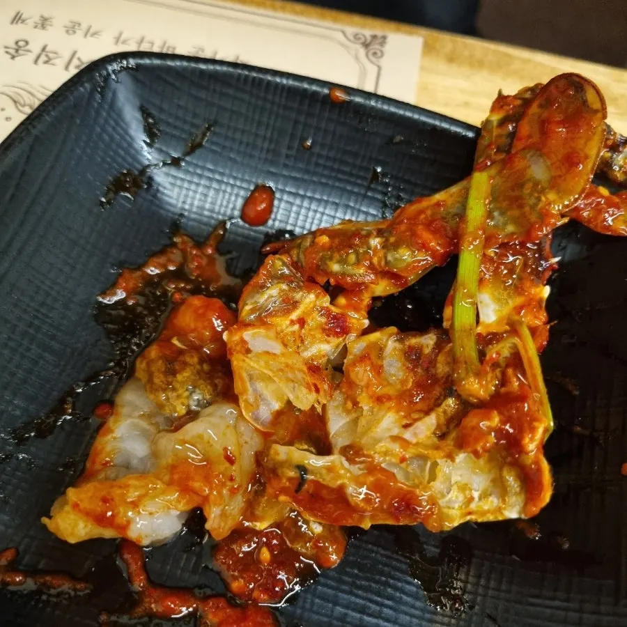 밥 위에 올린 양념게장