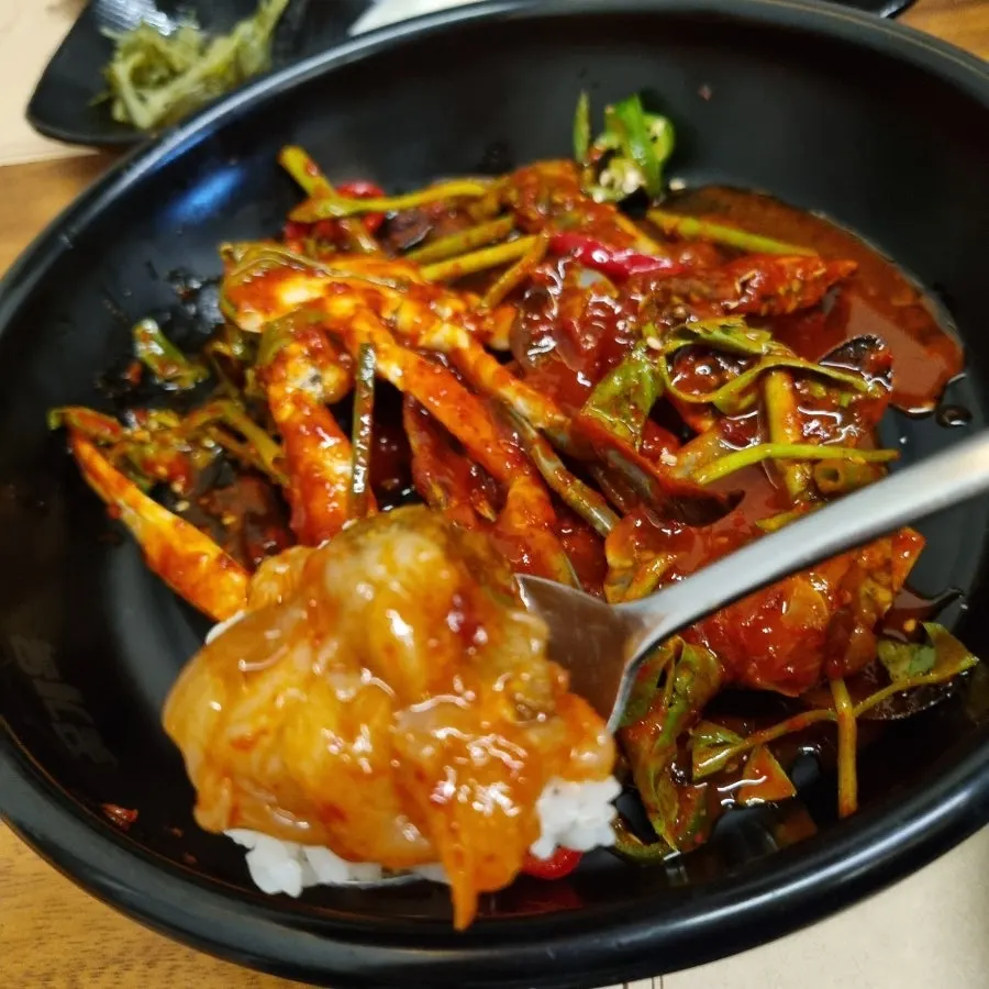 미나리를 곁들인 양념게장