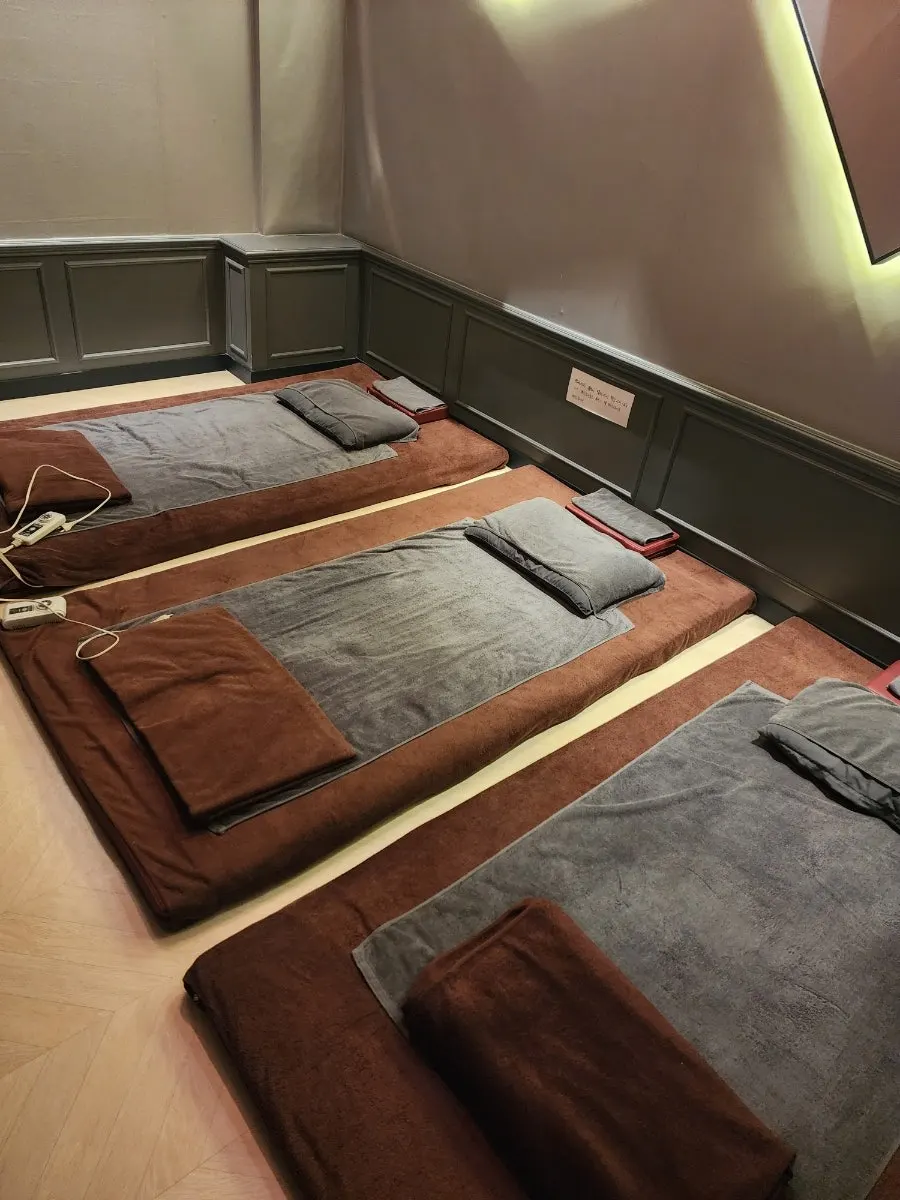 Treatment room with heating and air-conditioning
