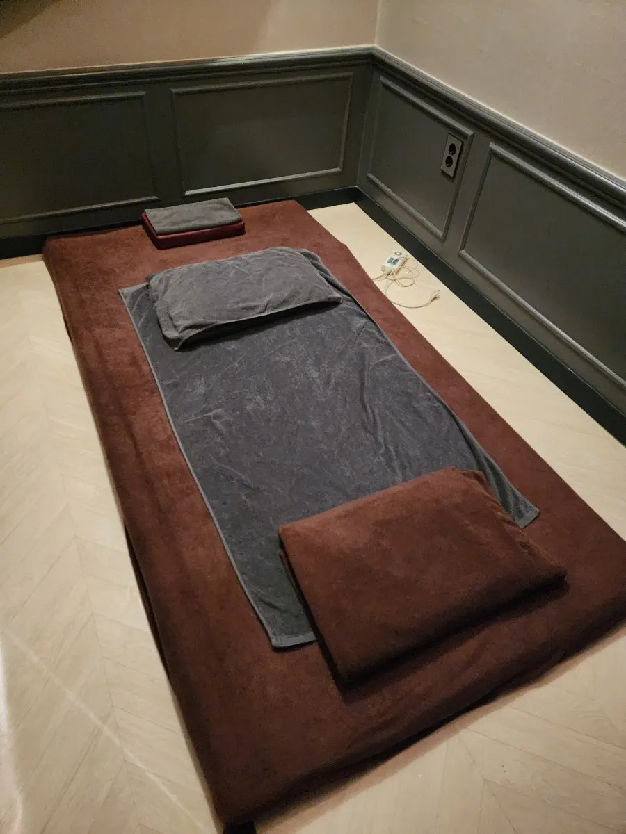 Massage bed and bedding in the treatment room