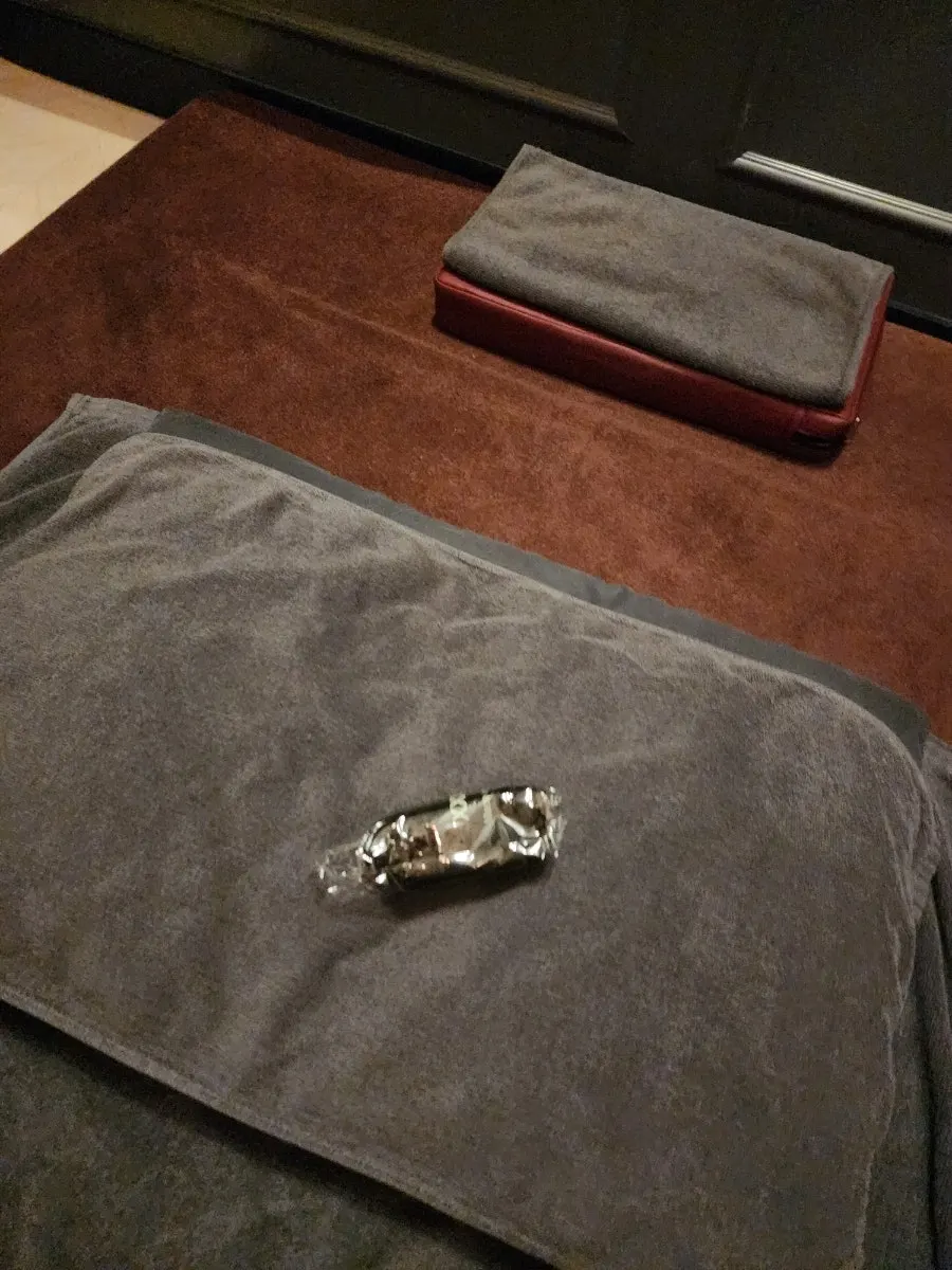 Treatment clothes prepared before an aroma massage