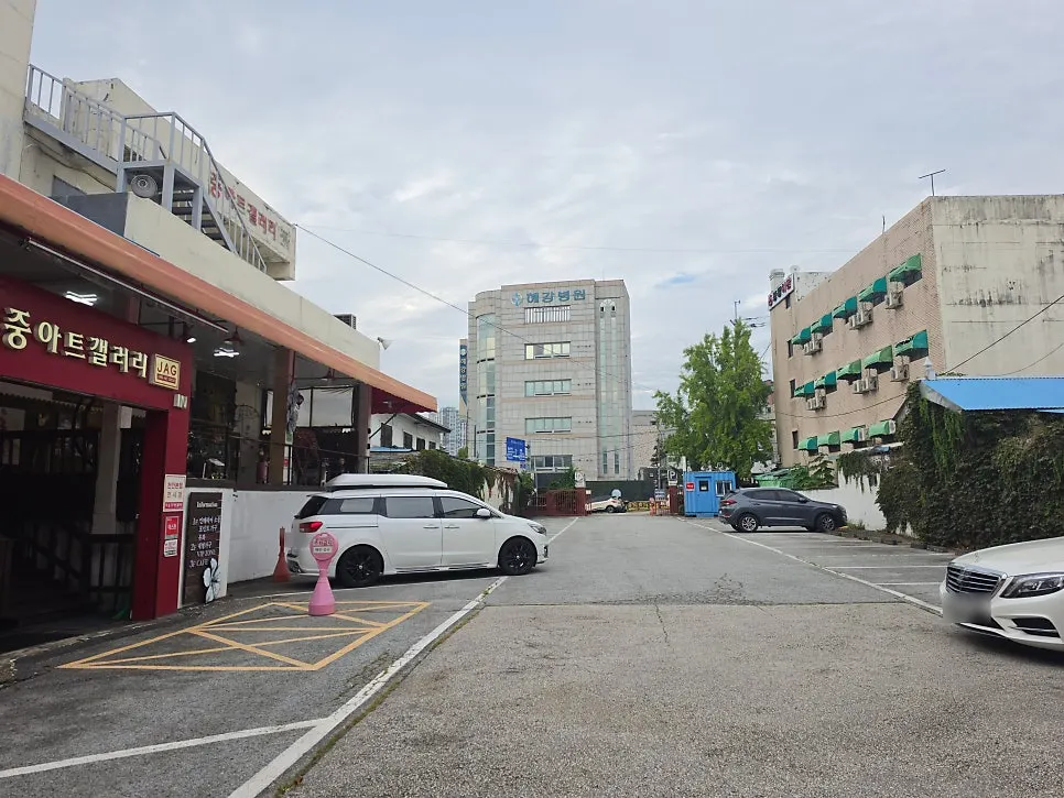 Front view of Lee Eunju Art Gallery's storefront and entrance