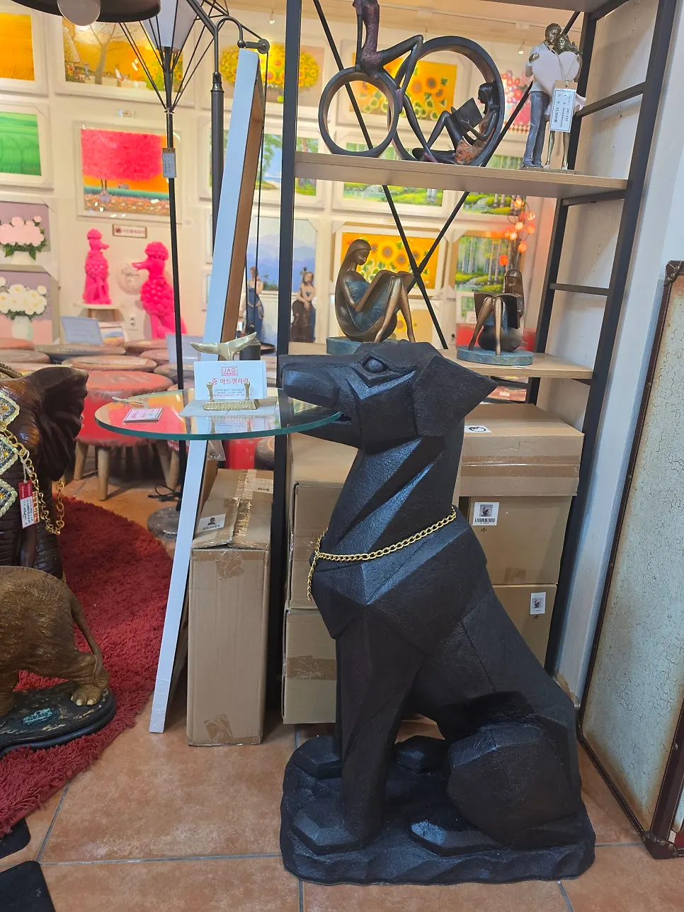 A décor piece larger than the similar one at home