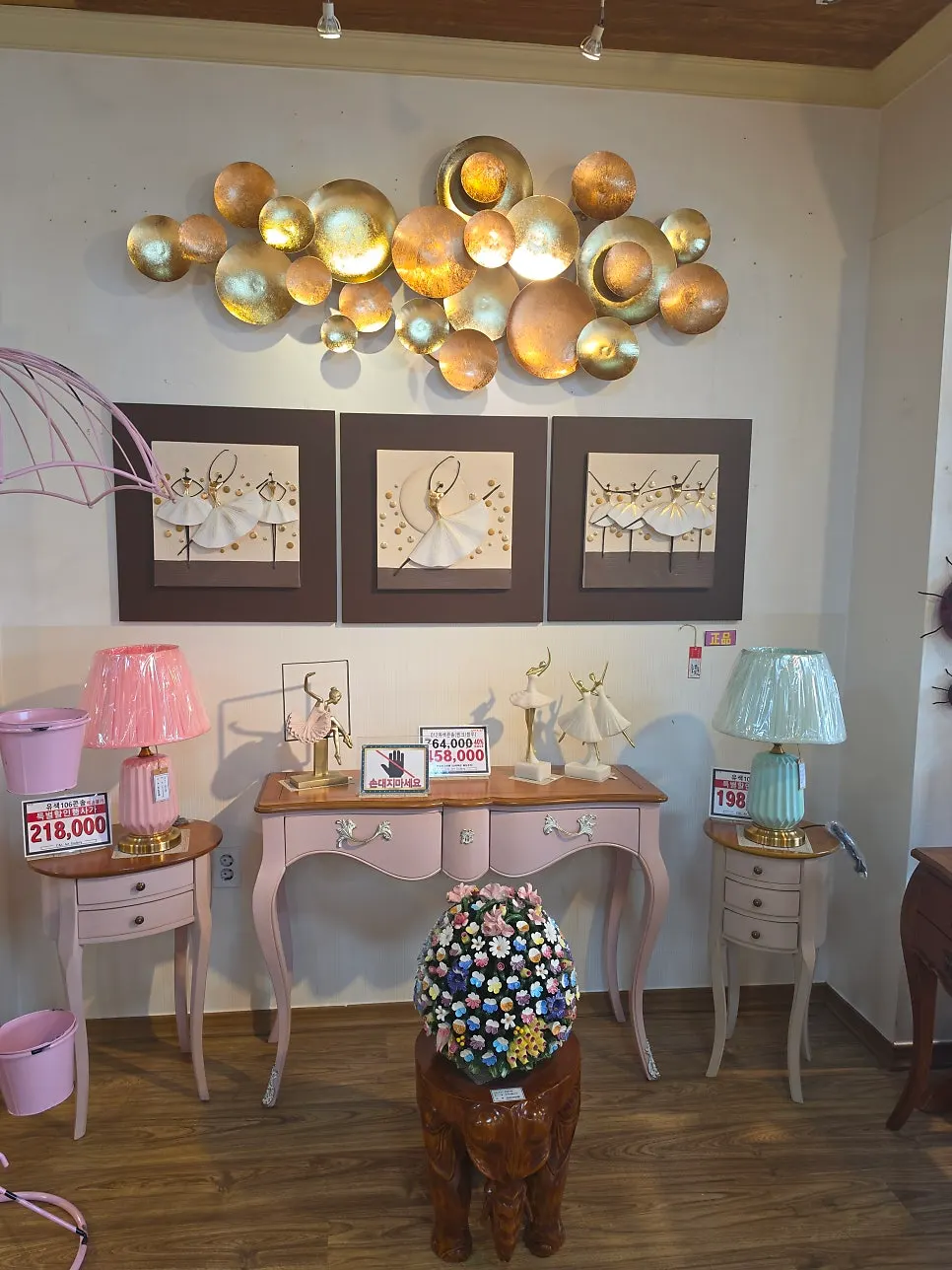 Décor and exhibit pieces suited for housewarming gifts