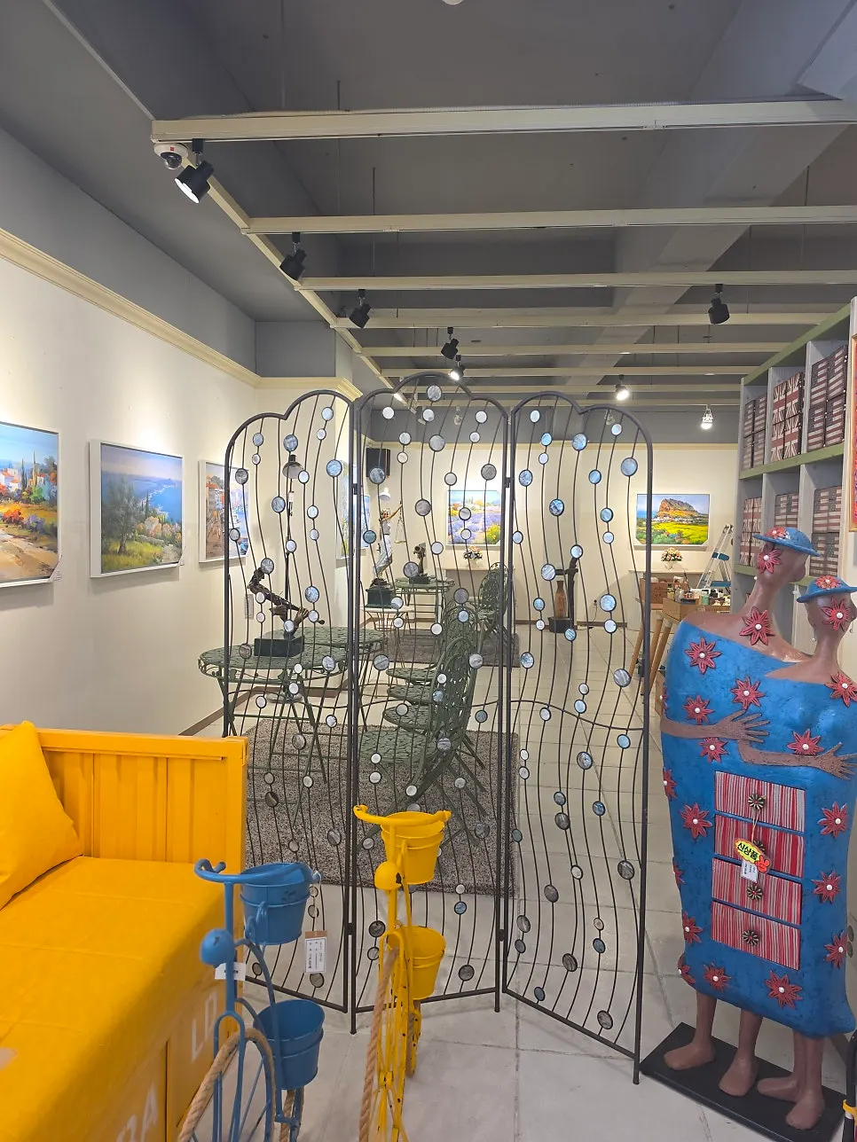Large furniture and painting display space on the second floor