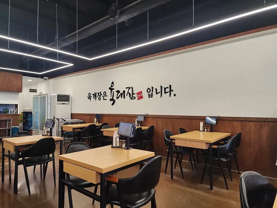 유아의자가 준비된 매장 내부