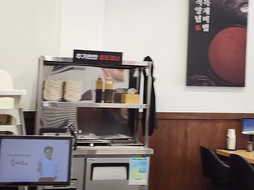 대표 음식 사진이 걸린 매장 벽면