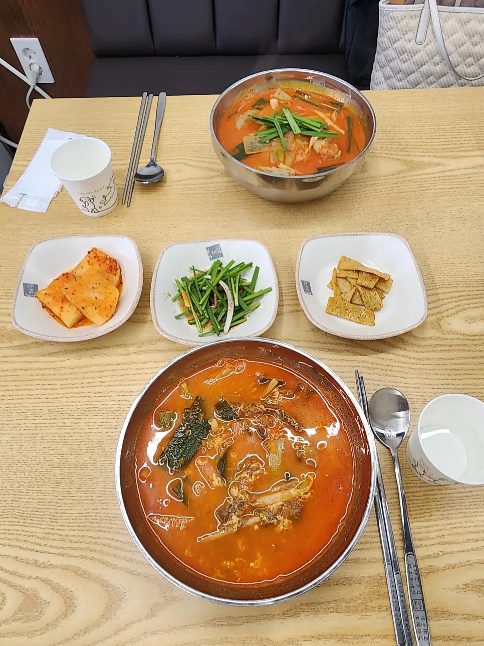 육개장과 설렁탕, 보쌈이 차려진 한 상
