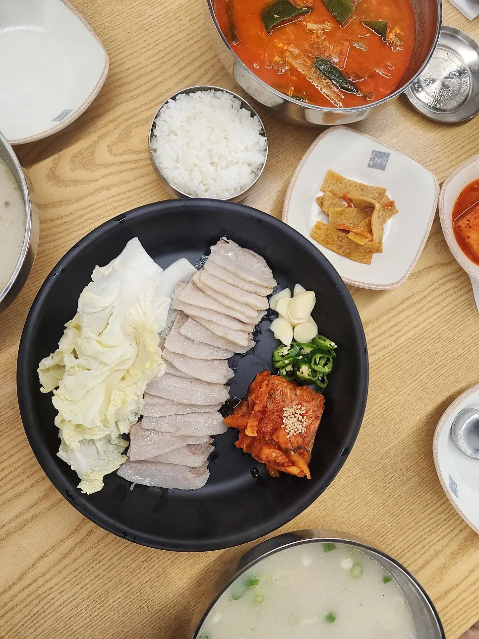 배추와 보쌈김치를 곁들인 보쌈한판