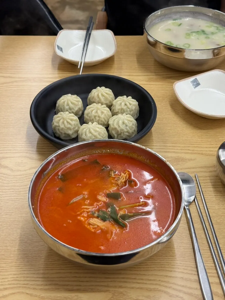 搭配湯品一起點的湯汁飽滿餃子