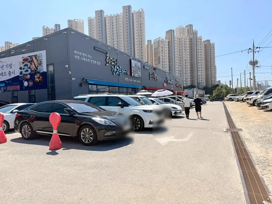 View of the parking lot at Yukdaejang Cheonan Baekseok Branch