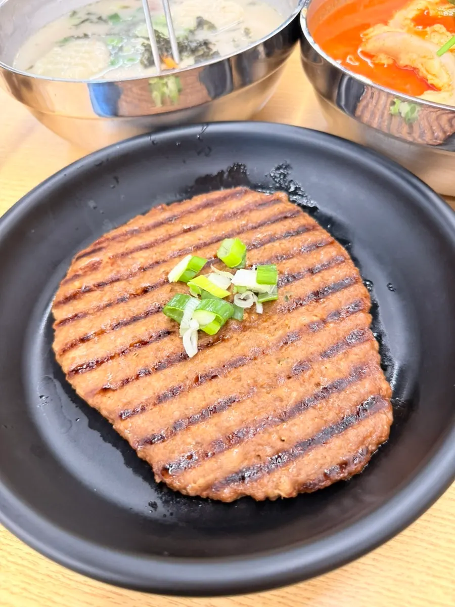 A plate of Yukdaejang tteokgalbi