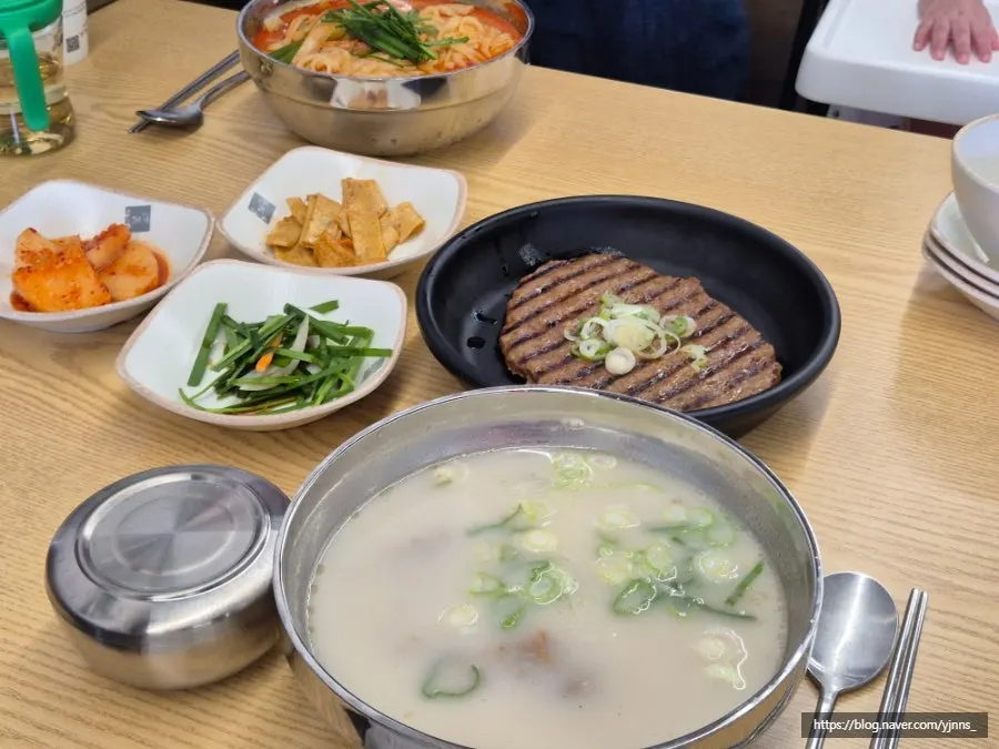 Table set with seolleongtang and gopchang yukgaejang kalguksu
