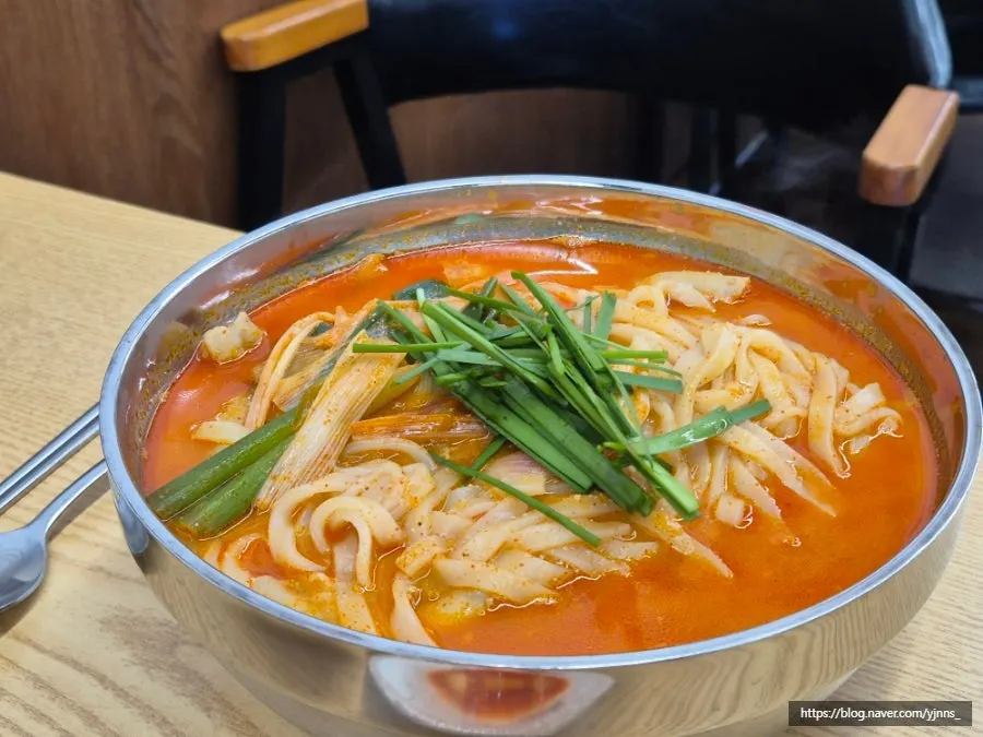 Gopchang yukgaejang kalguksu with whole tripe