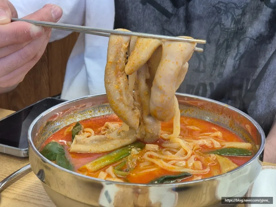 Noodles and broth of the gopchang yukgaejang kalguksu
