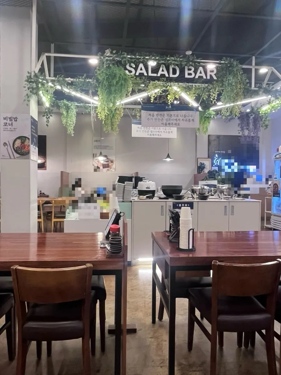 Spacious interior seating at Hwadeuro-ganggodeungeo Cheonan Main Branch
