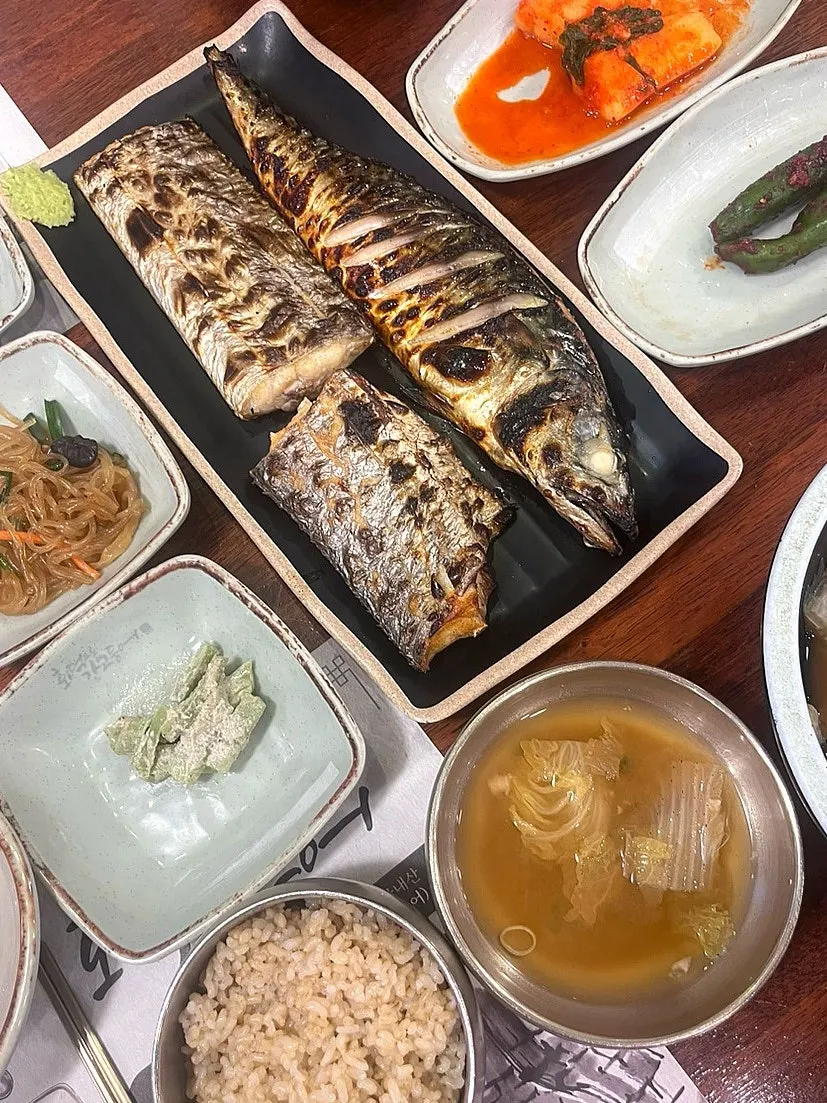 A full spread of oven-grilled mackerel and hairtail sets