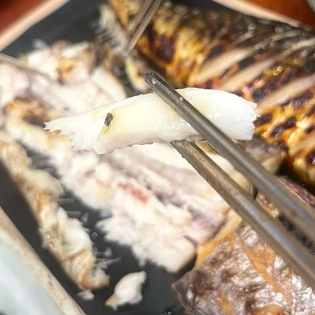 Oven-grilled mackerel eaten together with rice
