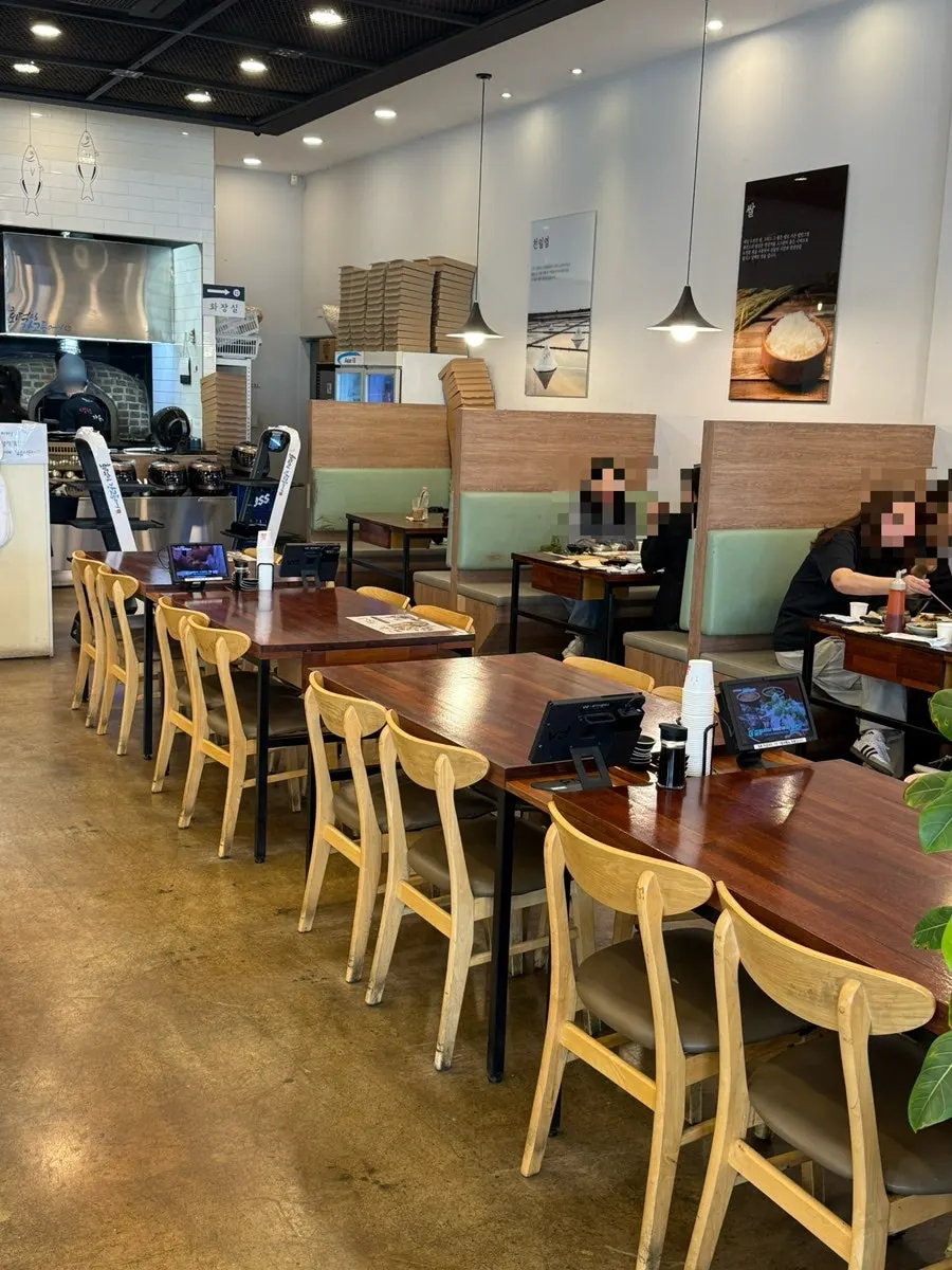 Restaurant interior full of weekday lunch customers