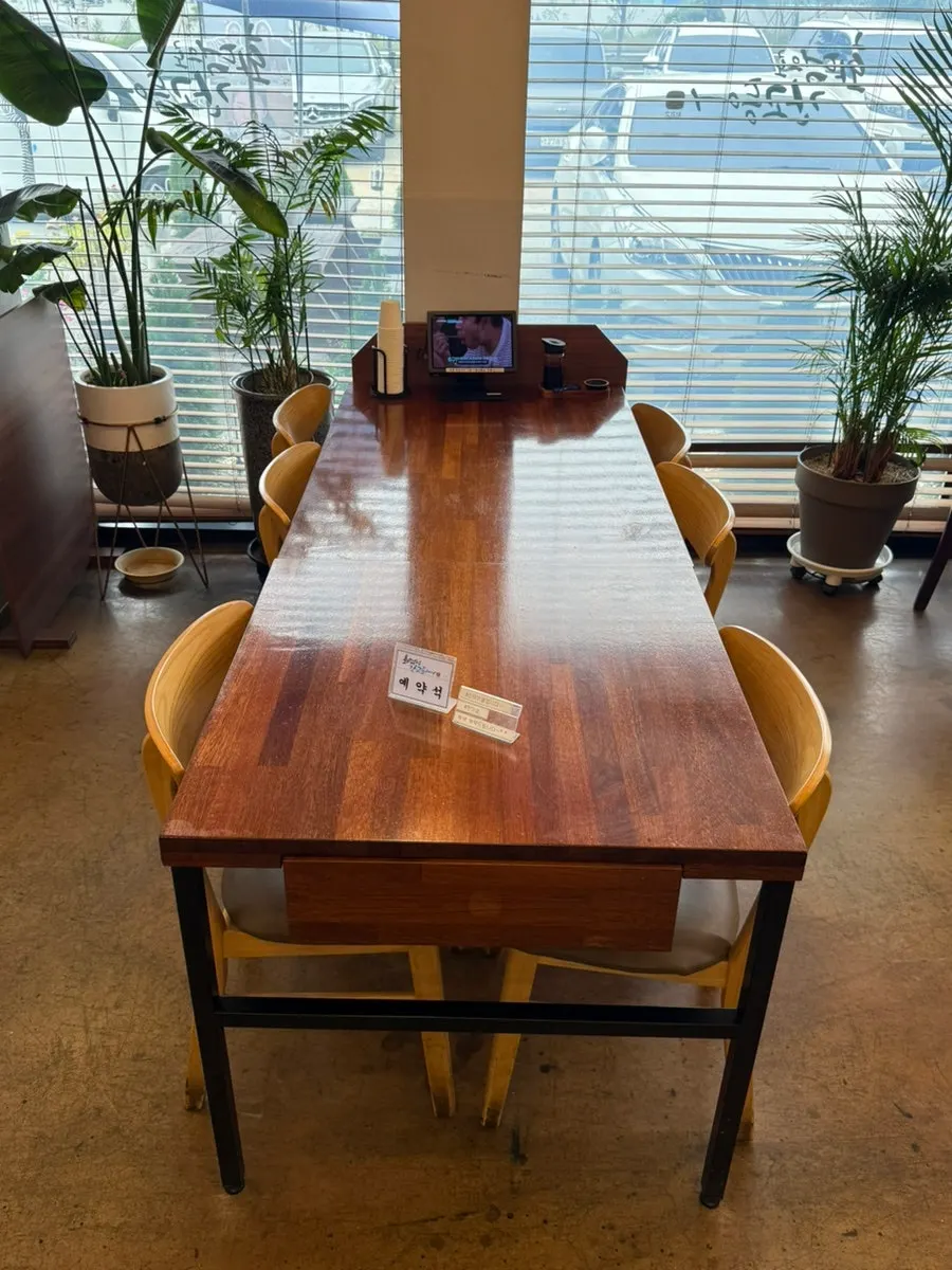 Dining hall seating at Hwadeuro-ganggodeungeo Cheonan Main Branch