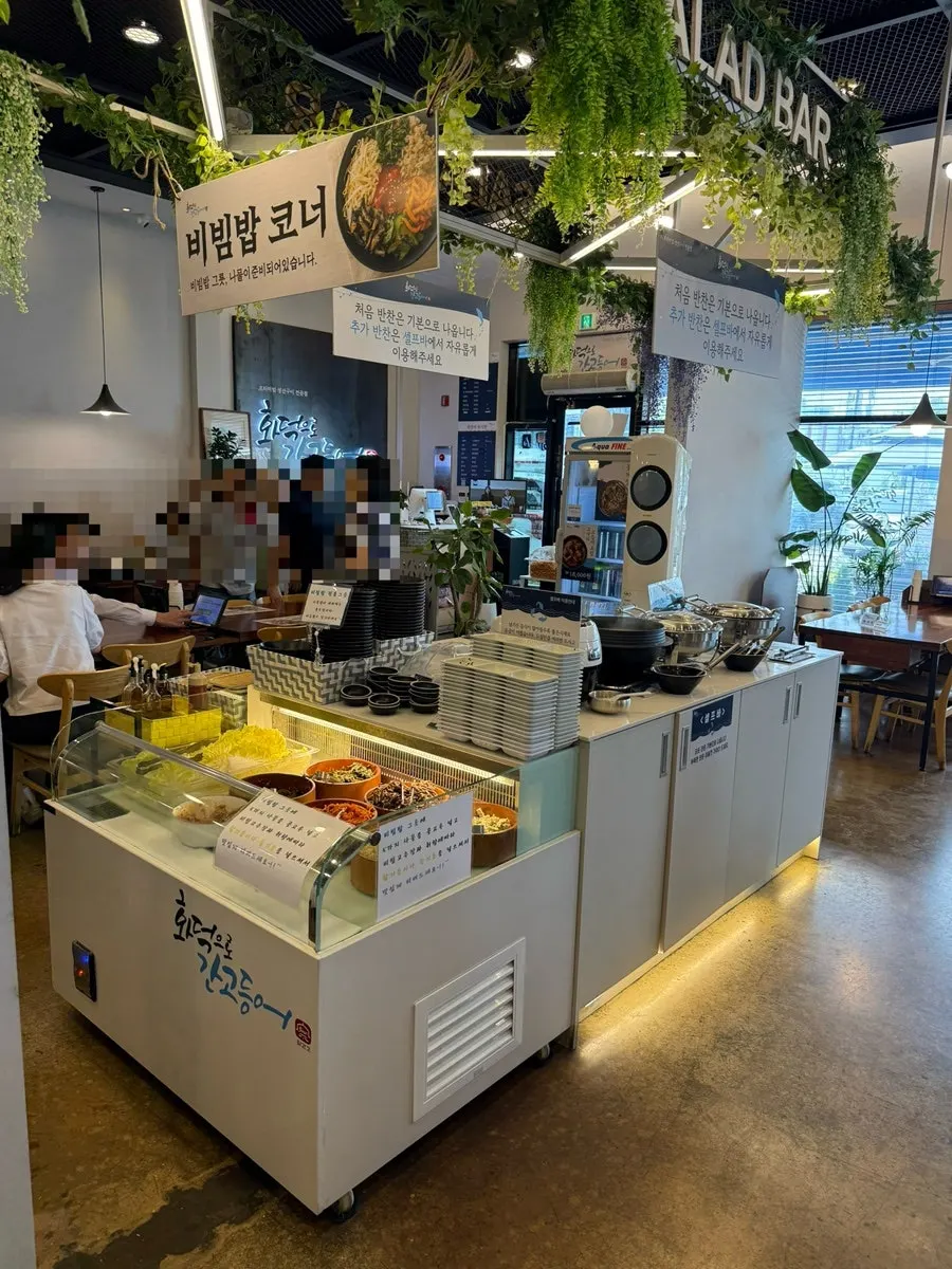 Self bar set up on one side of the restaurant