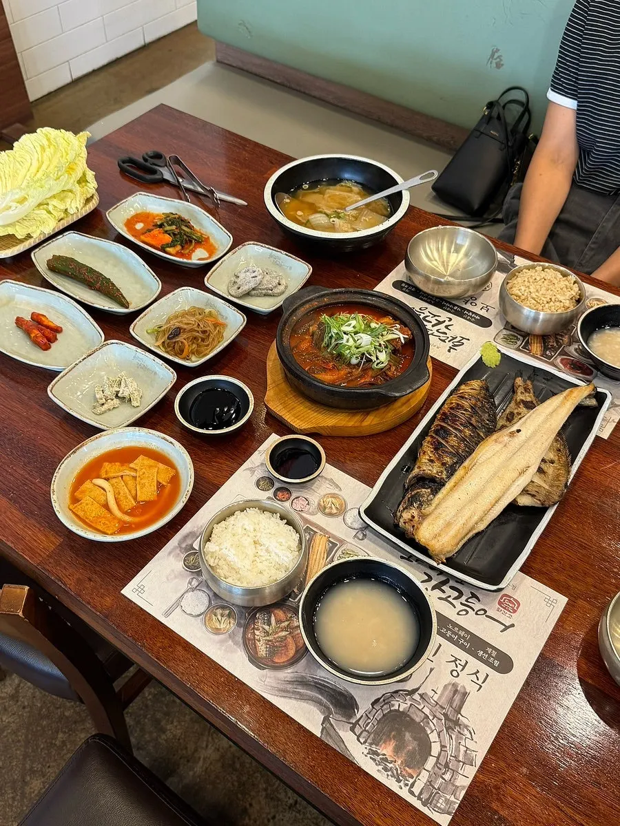 Table filled with the boyang set for two