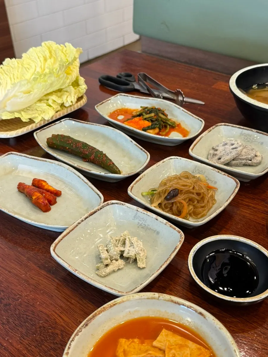 Basic side dishes served with the set