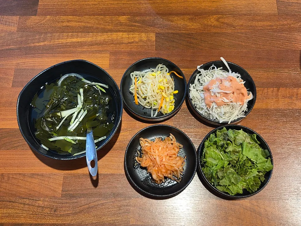 주문 후 차려진 기본 찬 한 상