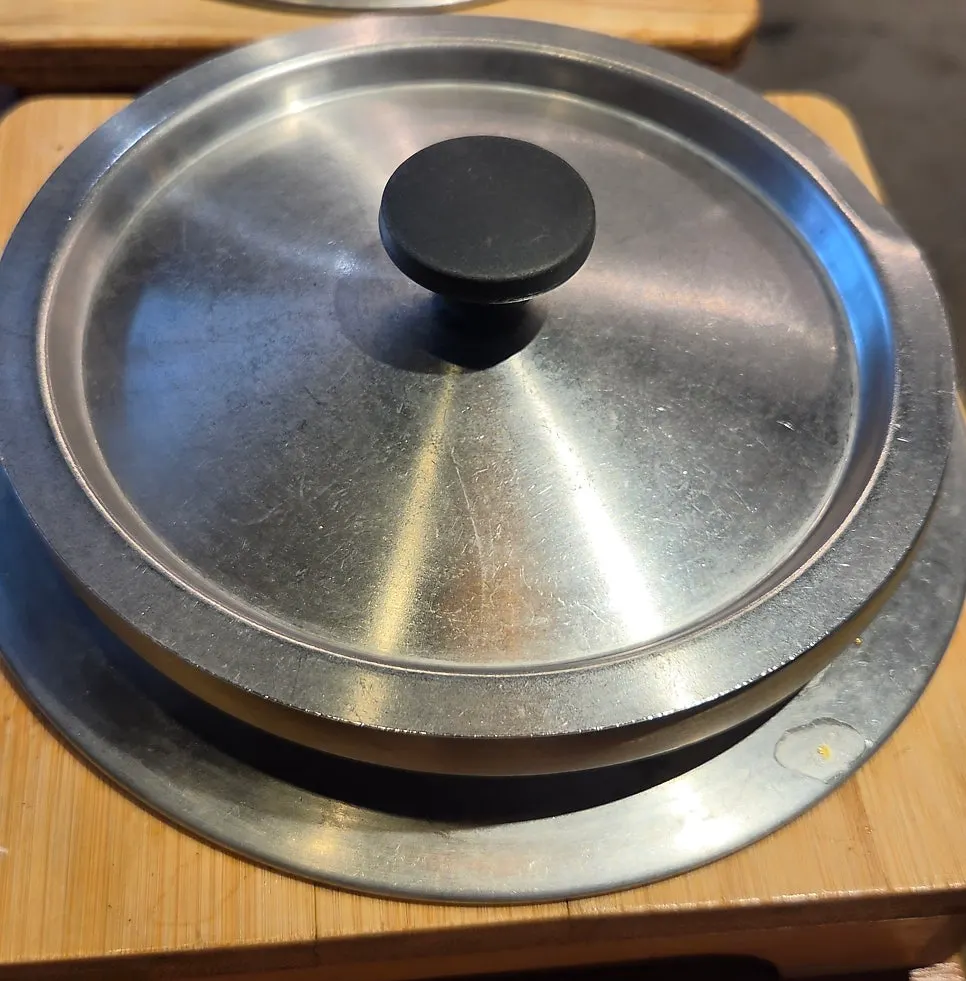 기본 찬과 쭈꾸미볶음이 놓인 푸짐한 상차림
