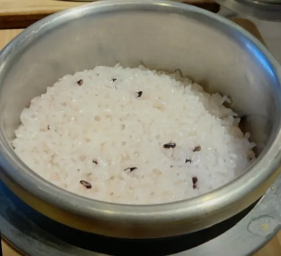 세트메뉴로 함께 나온 따뜻한 솥밥