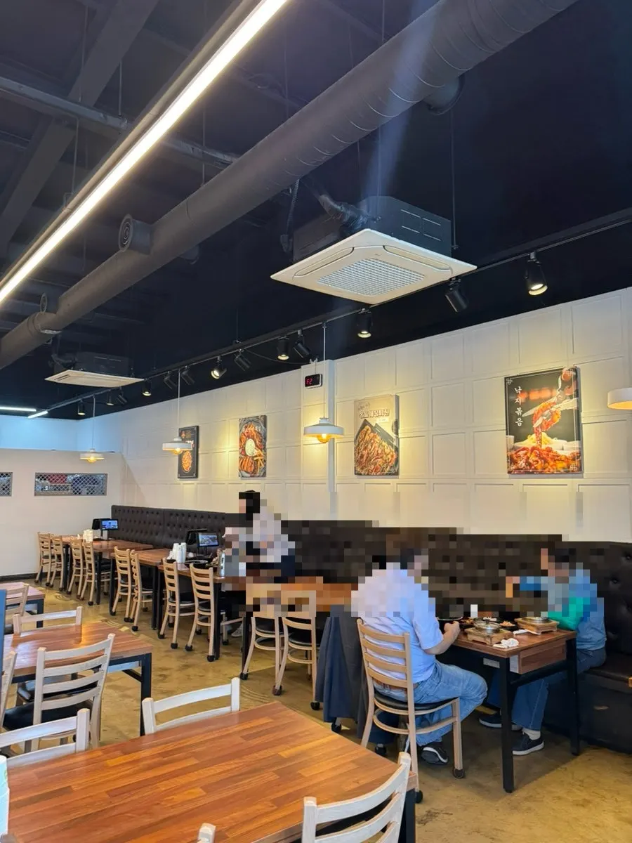 Spacious interior of Bulnaneun Jjukkumi Main Branch dining hall