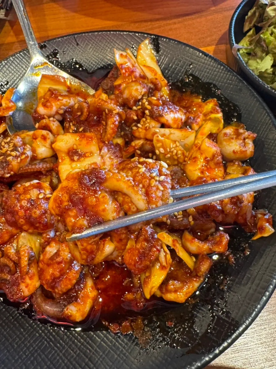 Mild jjukkumi stir-fried together with cabbage