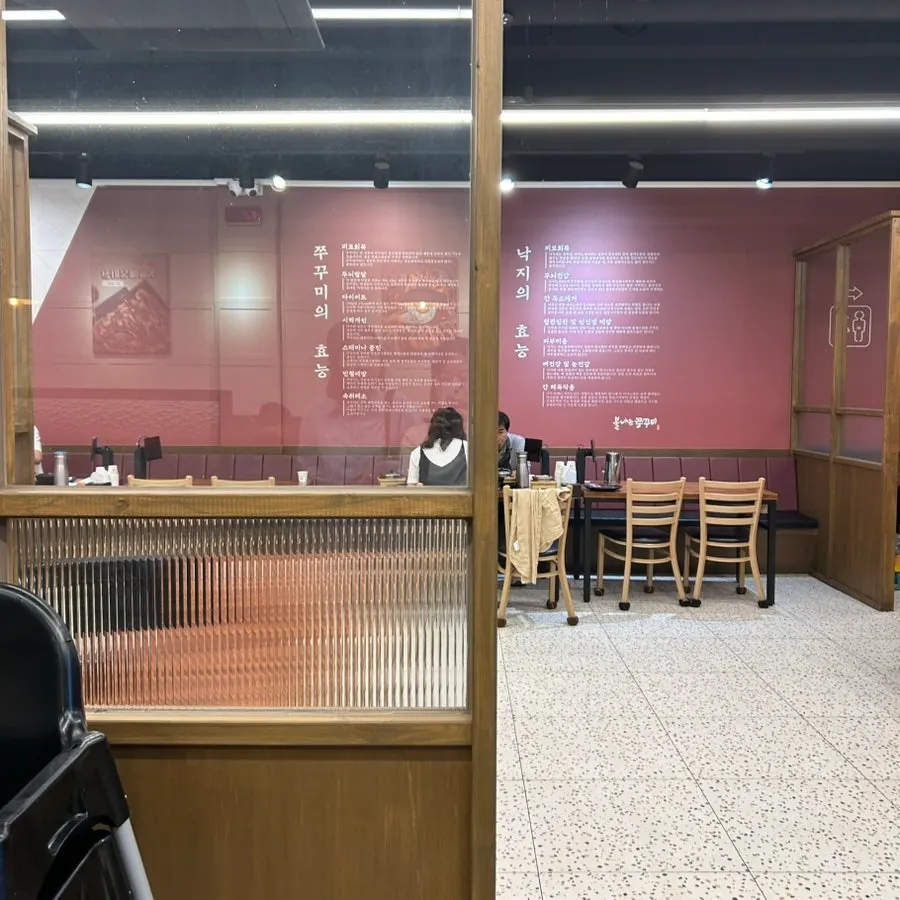 깔끔하게 정돈된 식당 내부 전경
