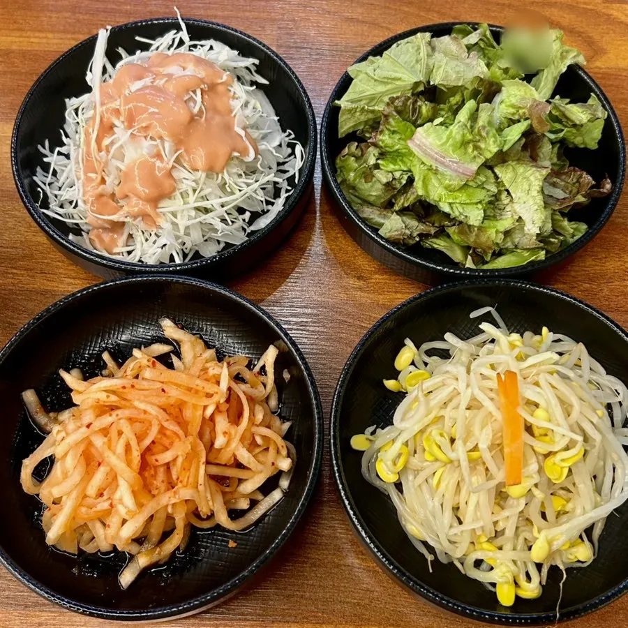 기본 반찬 5가지가 차려진 테이블