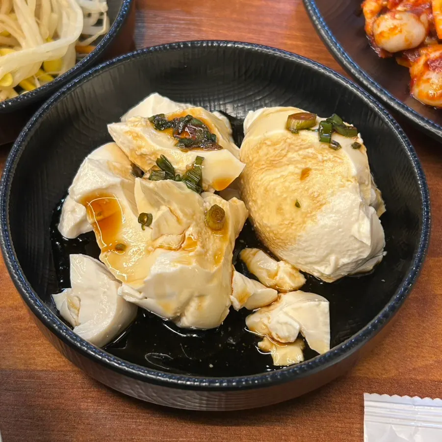 셀프바에서 가져온 순두부와 간장