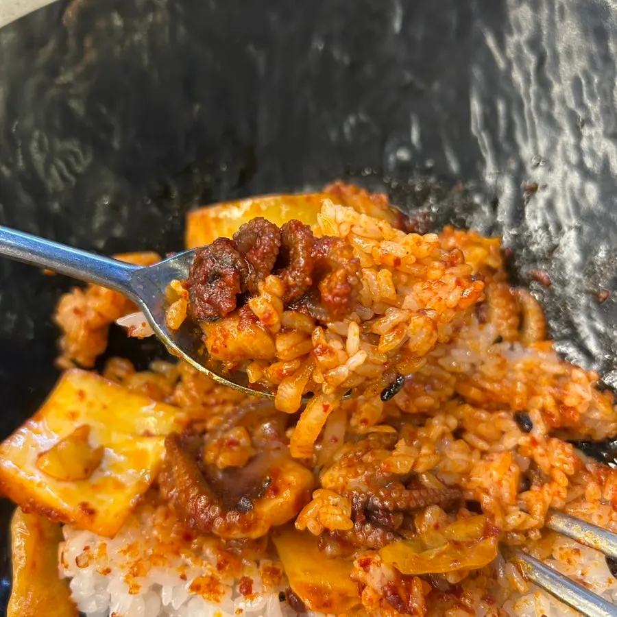 밥에 비벼 먹는 쭈꾸미볶음 한 입