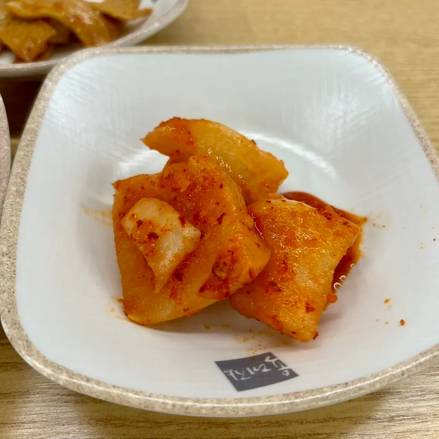 어묵볶음 부추무침 석박지 밑반찬 세 가지