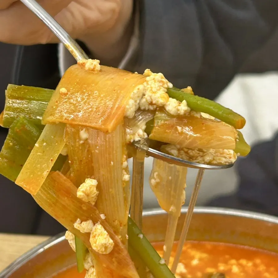 순두부와 당면이 가득한 육개장 국물