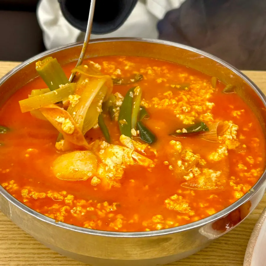 건더기를 떠올린 순두부육개장 한 숟갈