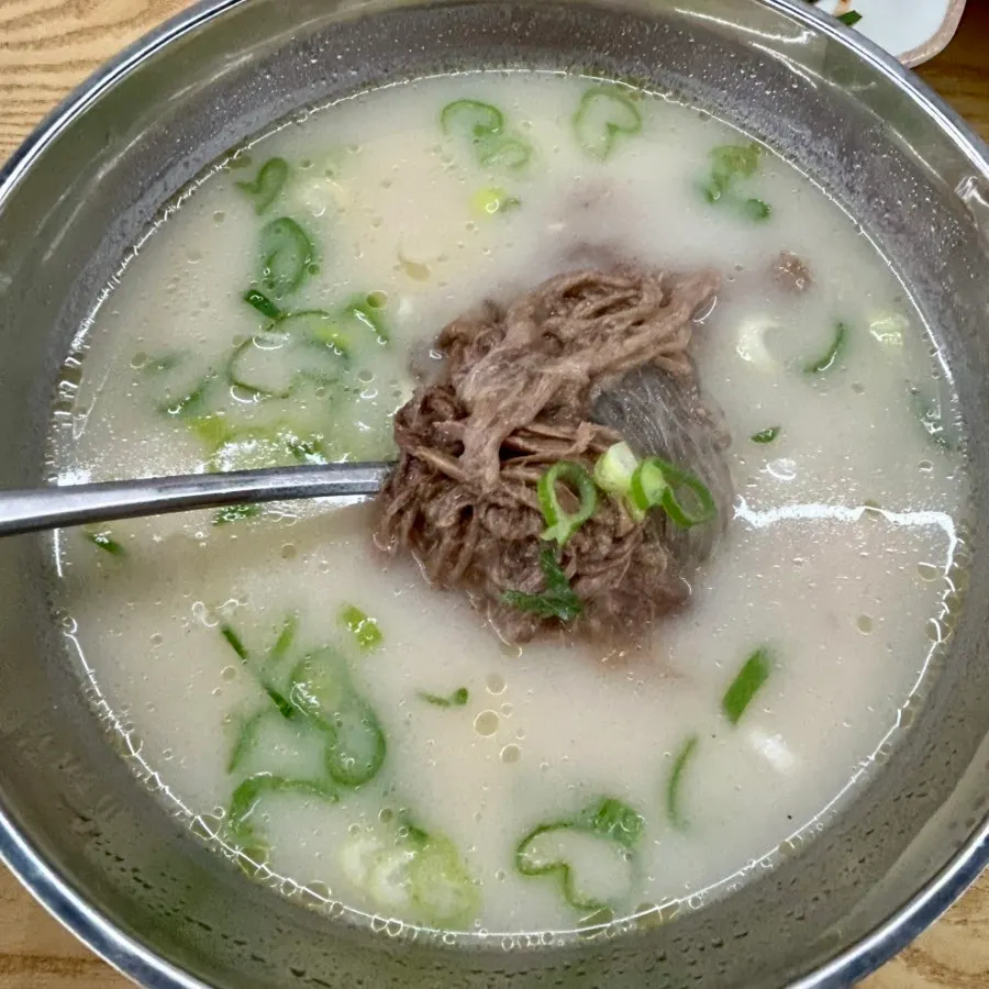 뽀얀 국물 위에 올린 양지고기