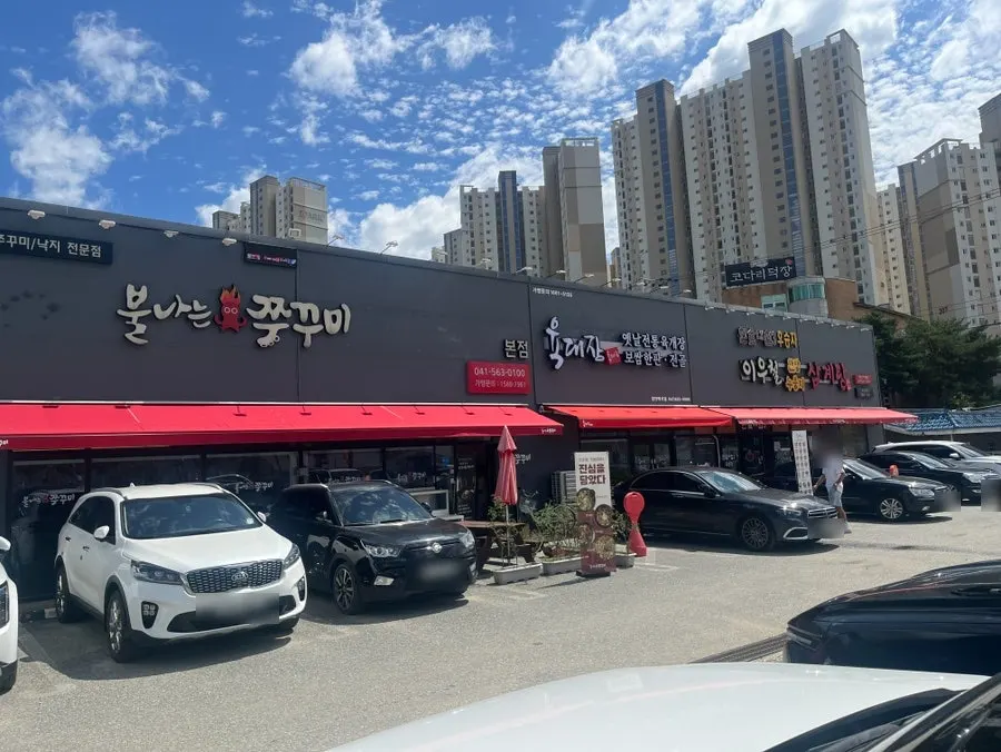 Spacious private parking lot in front of Yukdaejang Cheonan Baekseok Branch