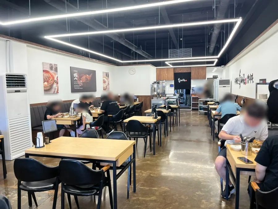 Seating inside Yukdaejang Cheonan Baekseok Branch, viewed from the entrance