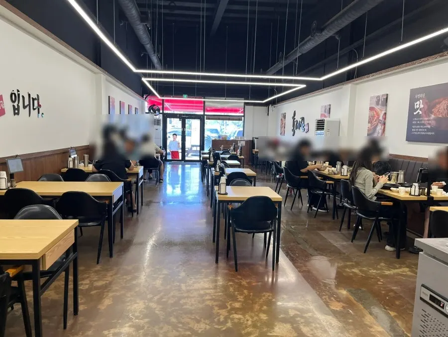 Dining hall interior of Yukdaejang Cheonan Baekseok Branch, viewed from the opposite side