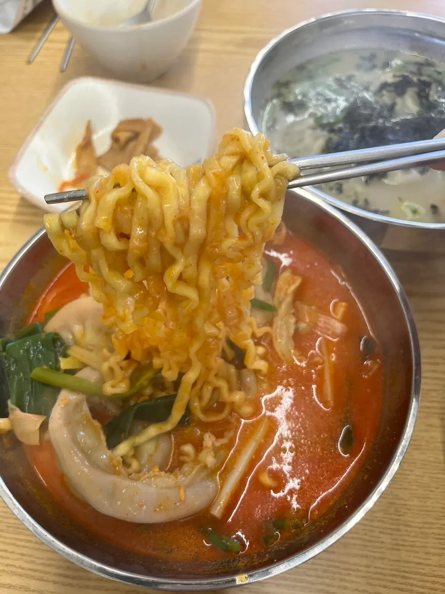 Kalguksu noodles lifted up from the gopchangwang yukkalmyeon