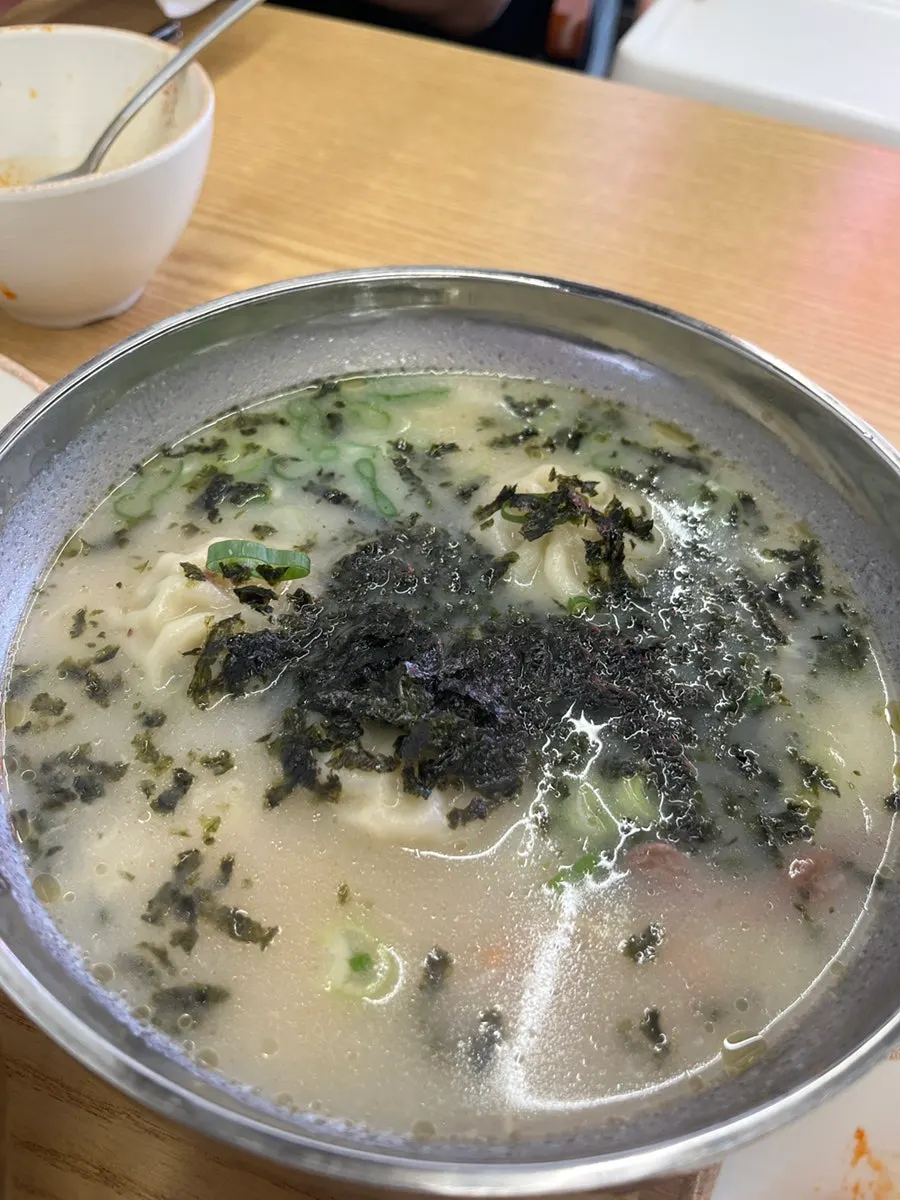 Sagol tteok-manduguk topped with rice cakes, dumplings, and gim-jaban